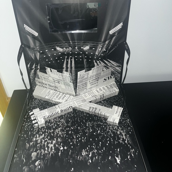 Taylor Swift Reputation Collector's Edition in Black and White - Picture 2 of 3